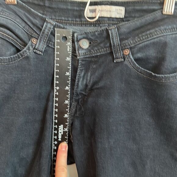 Levi bold curve low rise skinny raw cut hem Bermuda short 11M - Picture 7 of 9